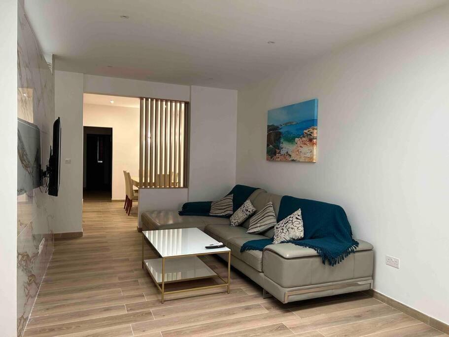 Апартаменты A Flat In The Heart Of Bugibba Сент-Полс-Бей Экстерьер фото